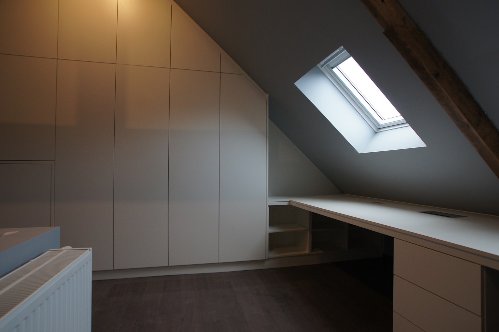 Een bureau op zolder onder een schuin dak