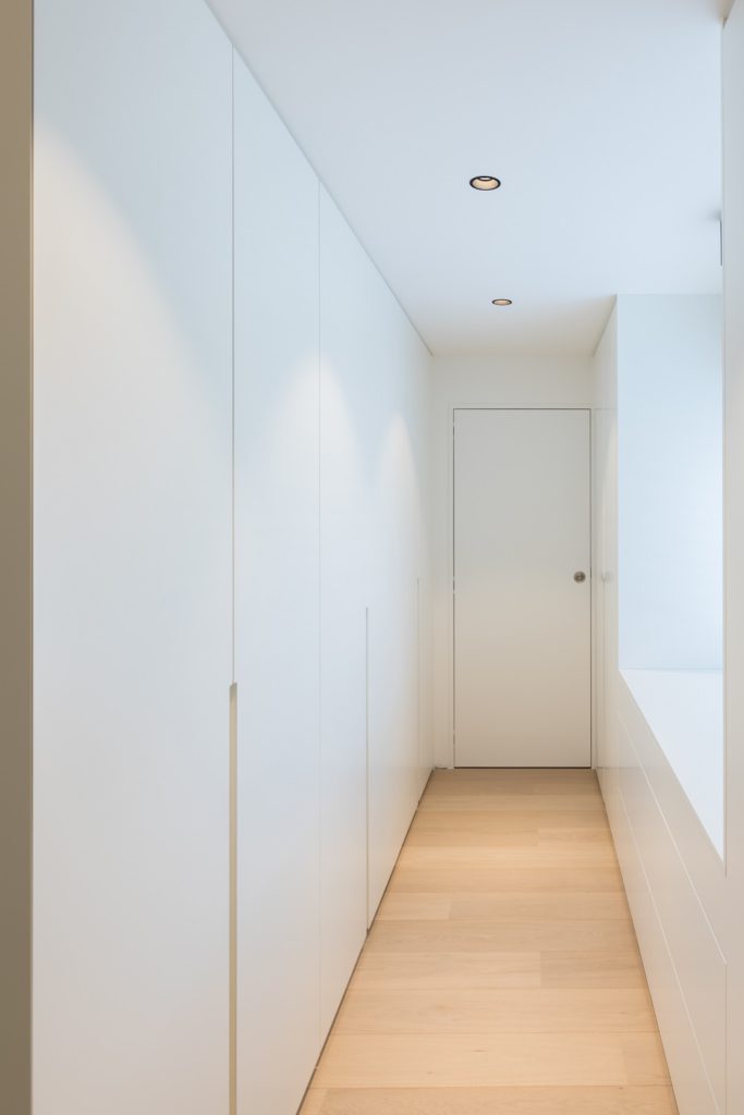 Gesloten dressing, uitgevoerd in stralend wit.
