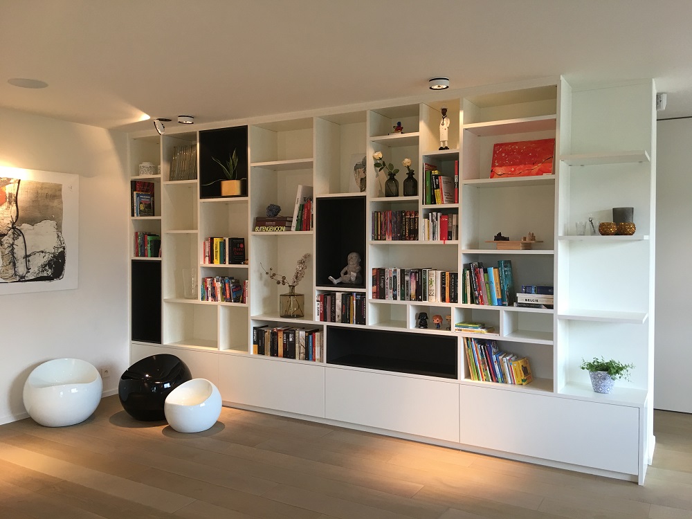 Moderne boekenkast op maat met afgesloten bergruimte onderaan