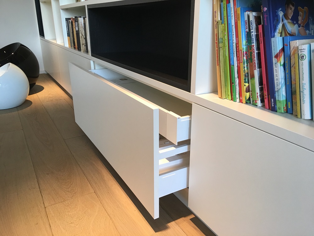 Moderne boekenkast op maat met extra opbergruimte onderaan