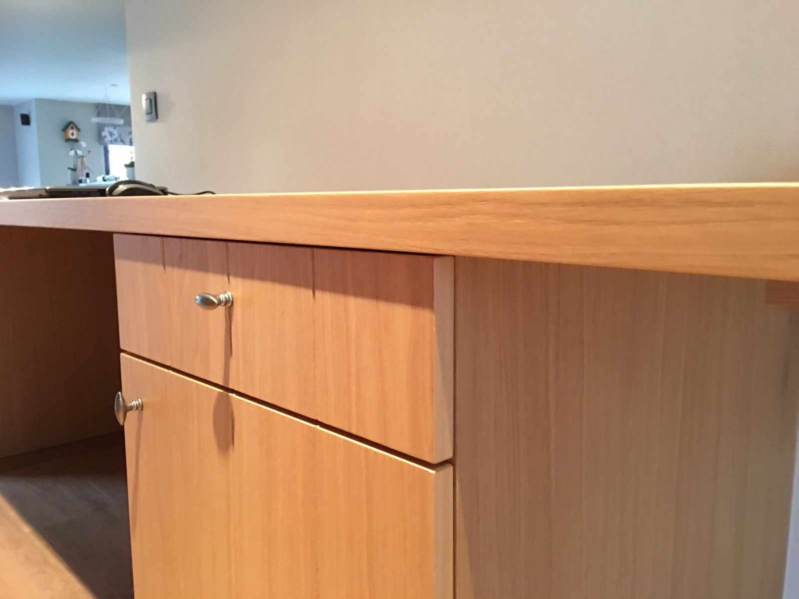 Een home office inrichten met een bureau in de woonkamer integreren