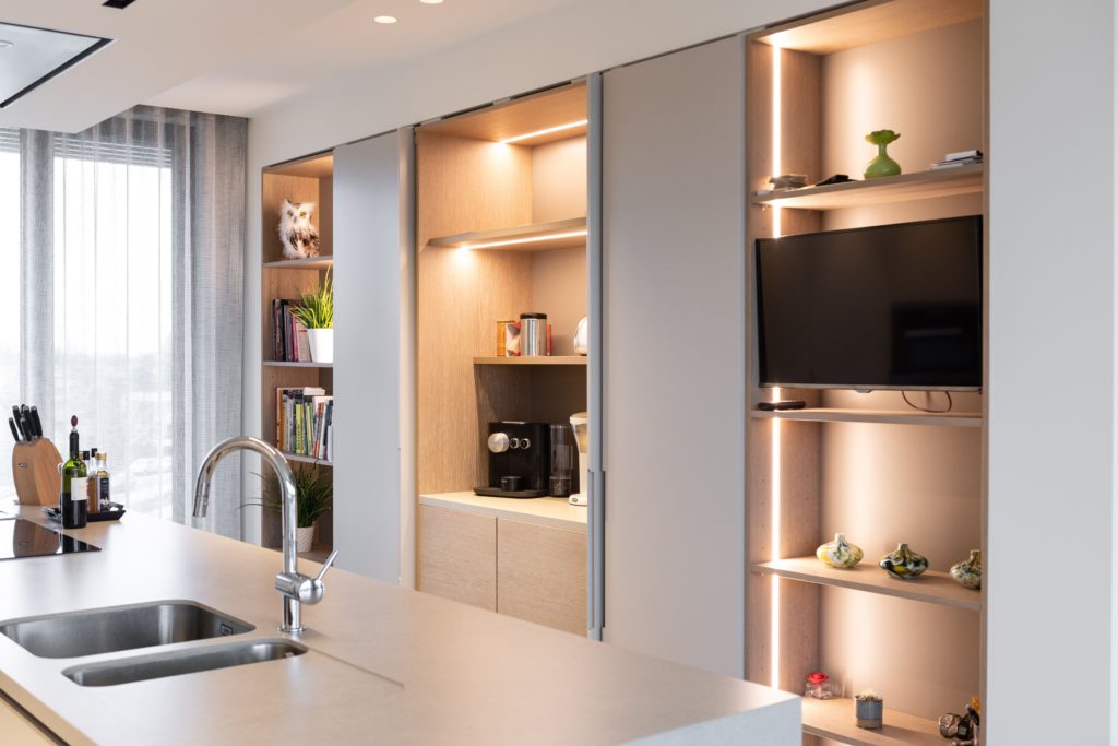 Een exclusieve keuken op maat met sfeerverlichting