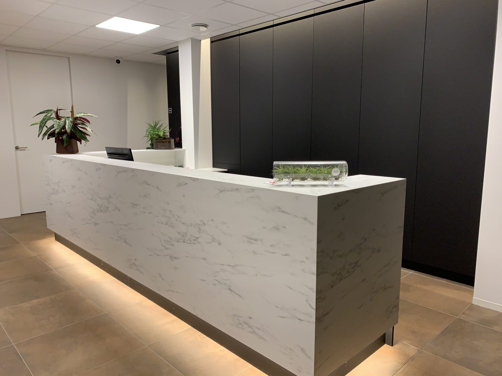 Marmeren receptie en kastenwand