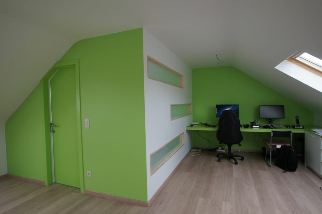 Zolder wordt home office met bureau op maat