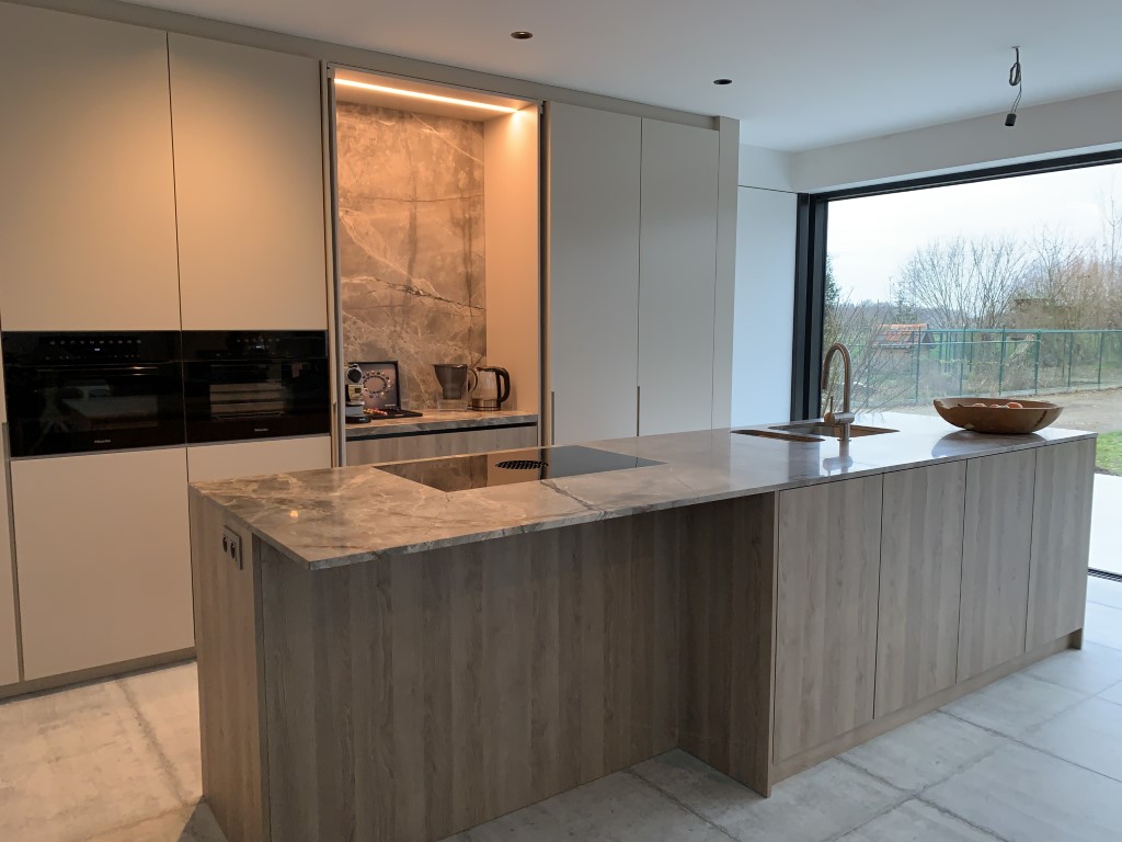 Exclusieve keuken op maat met kastenwand en kookeiland