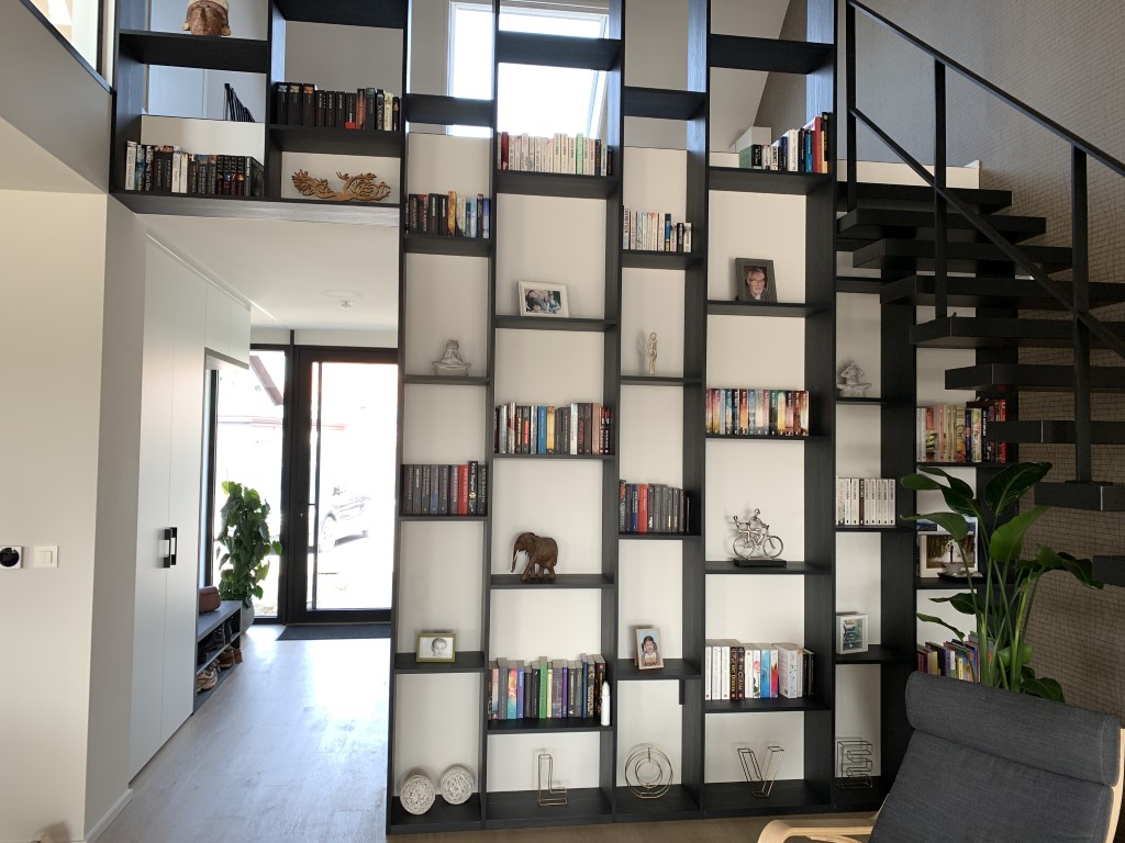 Open boekenkast op maat in zwart fineer met houtnerf