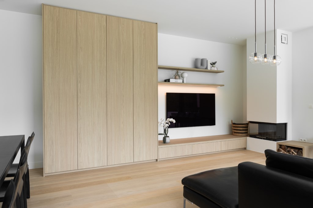 Design wandmeubels op maat en een houten haardombouw