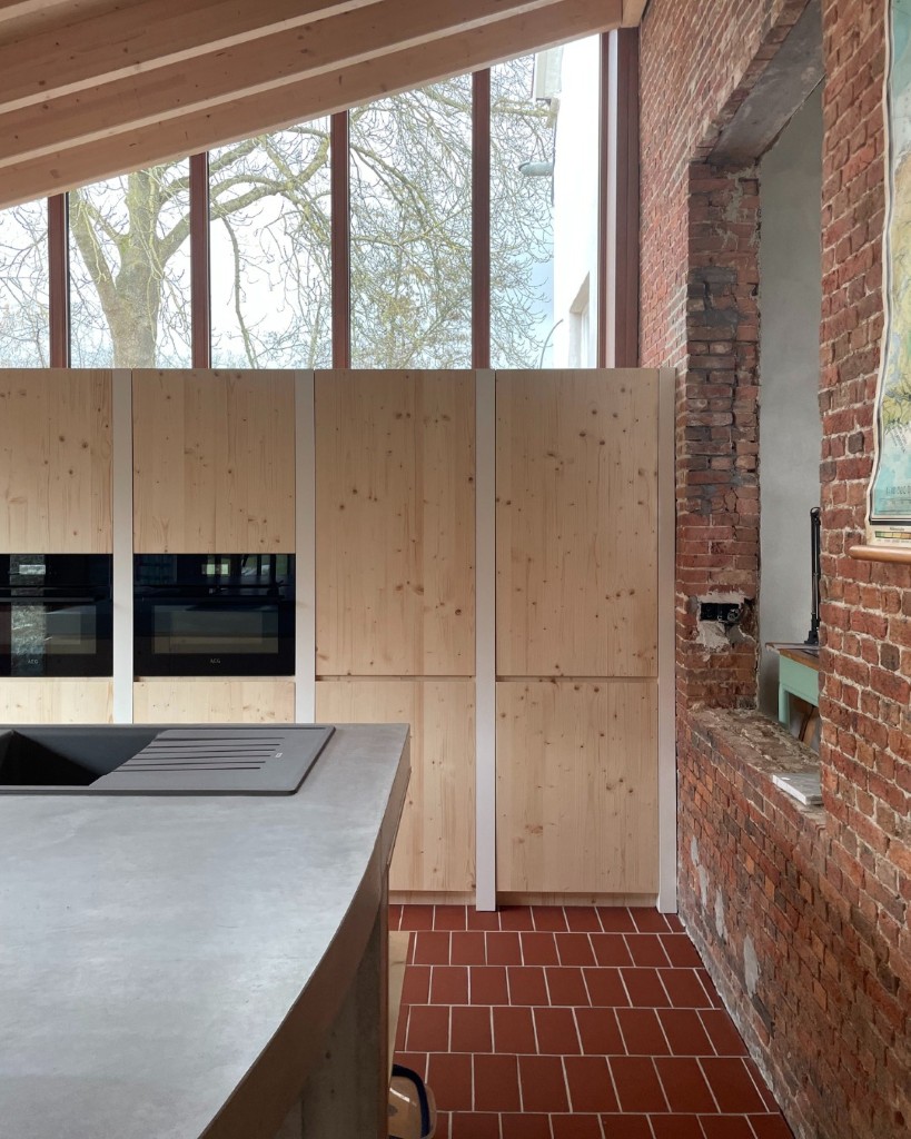 een keuken met betonnen werkblad en fronten in tilly plaat