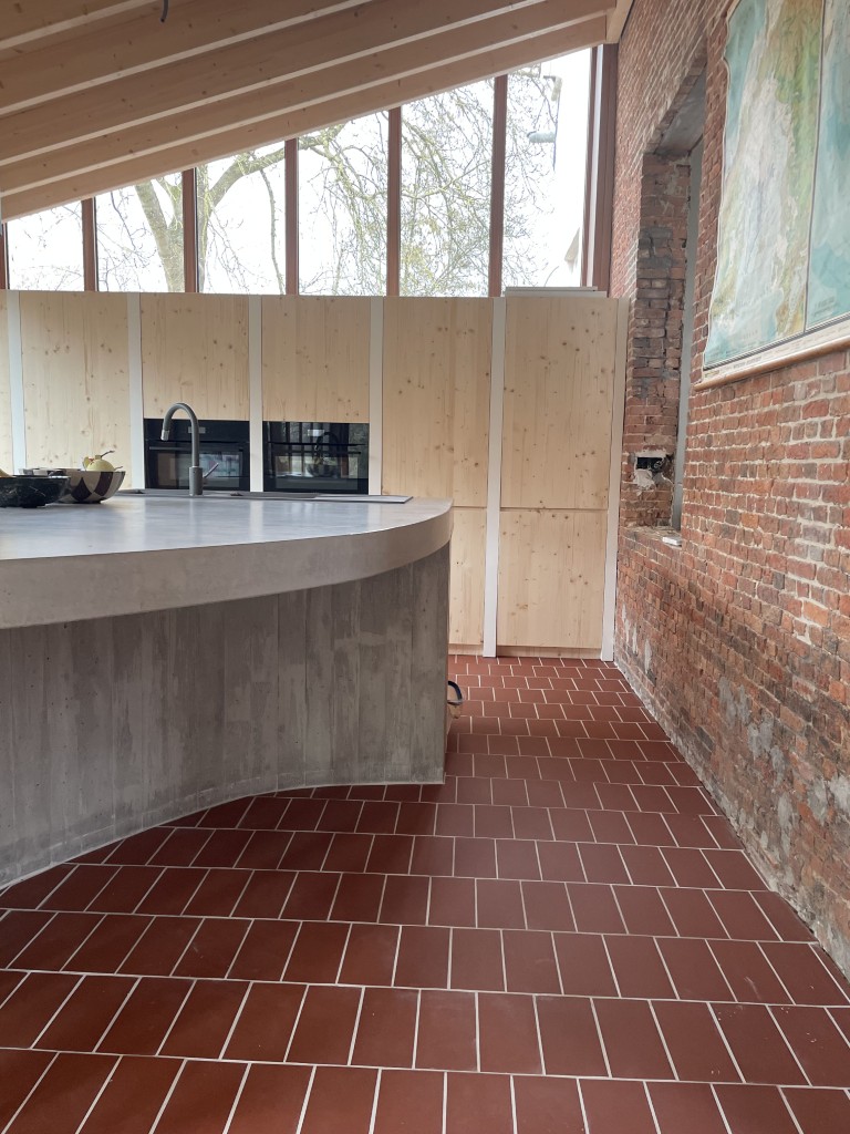 een keuken met betonnen werkblad en fronten in tilly plaat