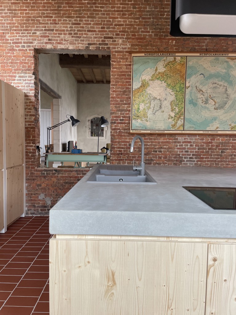 een keuken met betonnen werkblad en fronten in tilly plaat