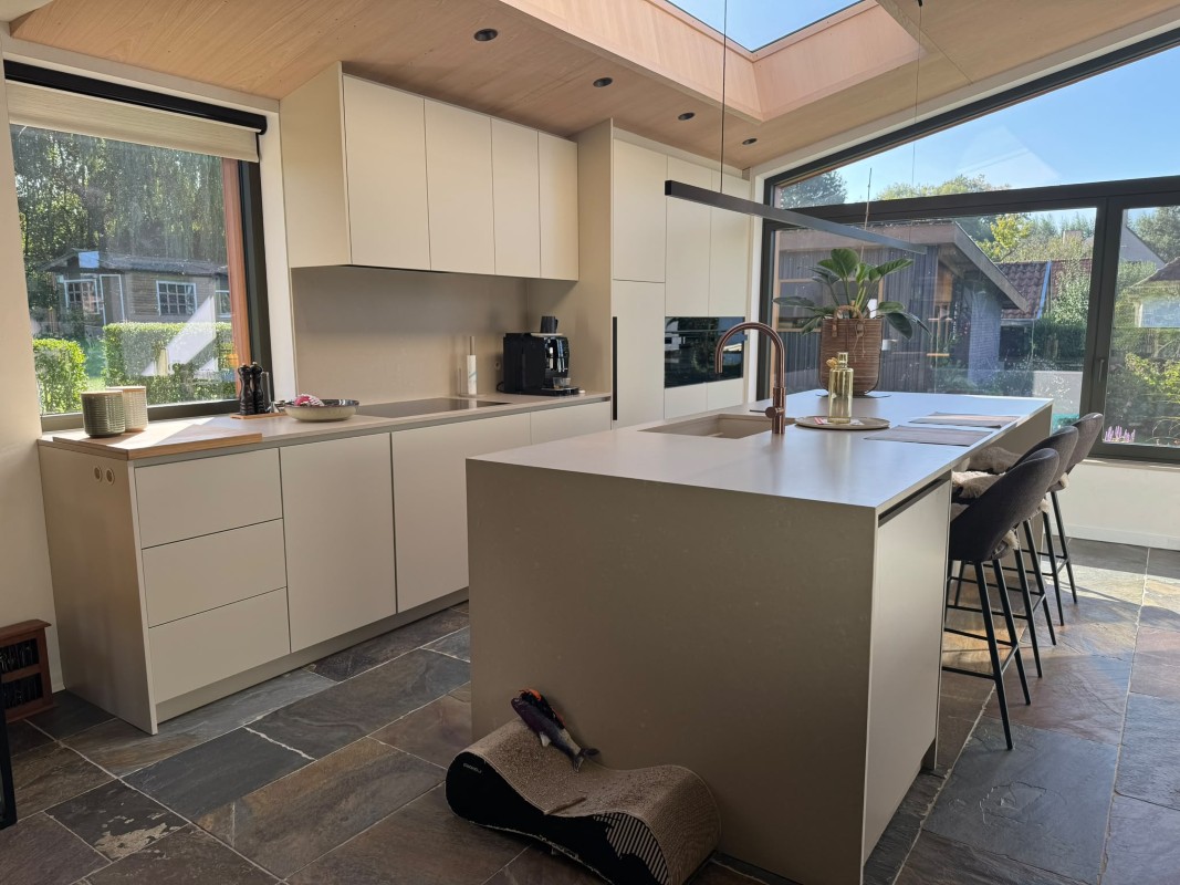 een beige keuken in Temse, geplaatst door Homescape