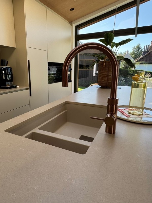 Quooker kraan in rosé koper en een koffieroom kleur voor de Franse spoelbak